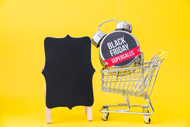 Concepto de black friday con tabla y carro