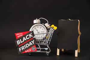 Foto gratuita concepto de black friday con tabla, etiqueta y carro