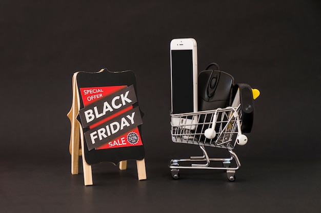 Concepto de black friday con tabla y smartphone