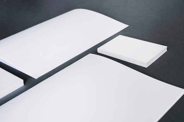 Concepto en blanco de papelería con folletos