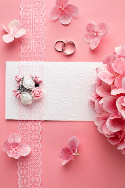 Concepto de boda de lujo con flores rosas y anillos de boda