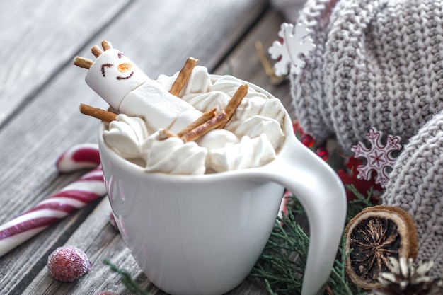 Concepto de cacao navideño con malvaviscos sobre un fondo de madera en un acogedor ambiente festivo