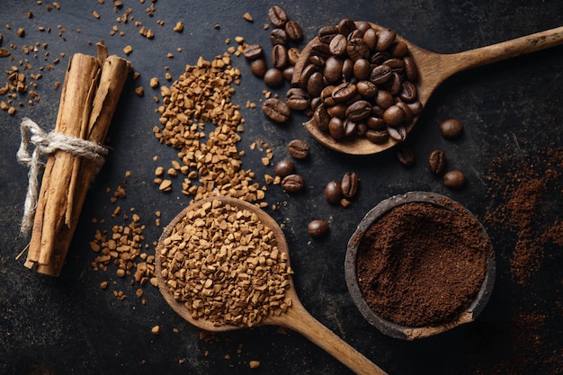 Concepto de café con azúcar de granos de café molido e instantáneo sobre fondo vintage oscuro Vista superior