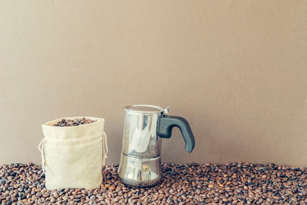 Concepto de café con bolsa al lado de cafetera