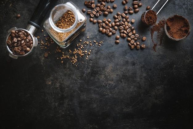 Concepto de café con diferentes tipos de café, granos de café, leche y palitos de canela sobre fondo gris Lay Flat