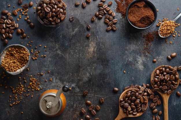 Concepto de café con diferentes tipos de café, granos de café, leche y palitos de canela sobre fondo gris Lay Flat