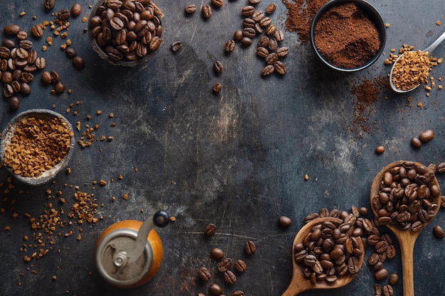 Concepto de café con diferentes tipos de café, granos de café, leche y palitos de canela sobre fondo gris Lay Flat