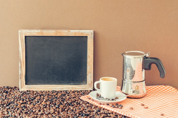 Concepto de café con pizarra, cafetera y taza