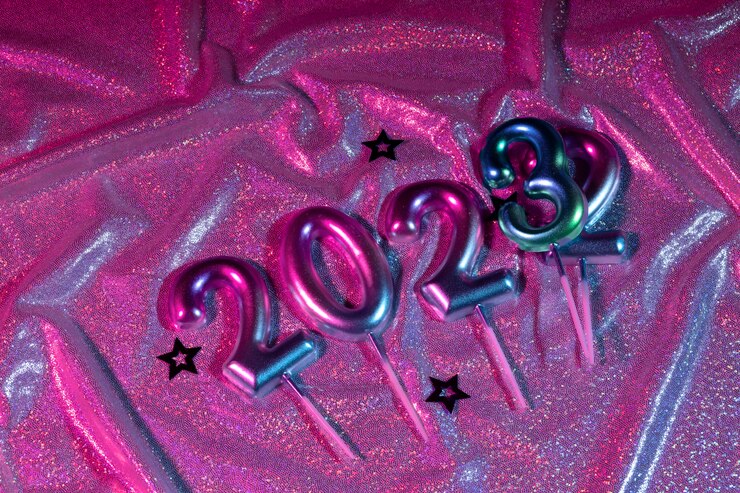 Foto gratuito concepto de cambio de año de alto ángulo con fondo rosa