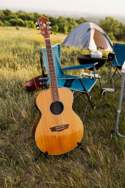 Concepto de camping con guitarra