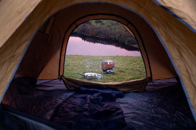 Foto gratuita concepto de camping de invierno con carpa y parrilla.