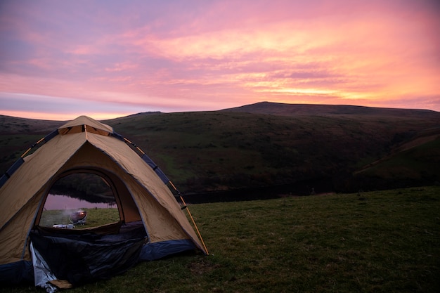 Concepto de camping de invierno con carpa.