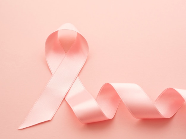 Foto gratuita concepto de cáncer de cinta rosa de vista superior