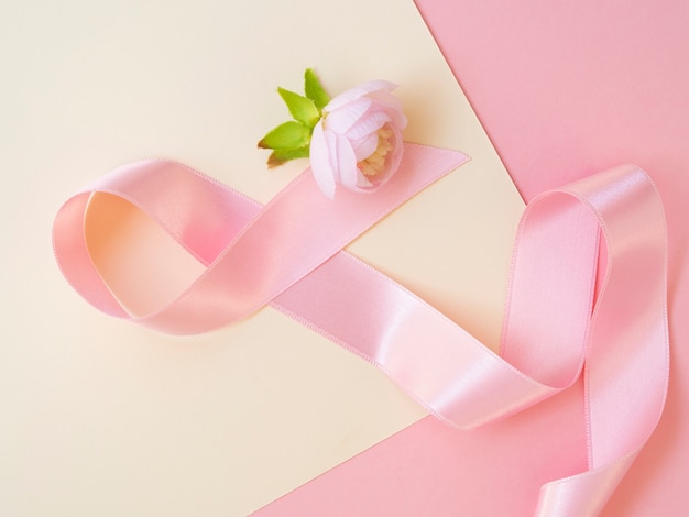Concepto de cáncer de vista superior con cinta rosa y rosa