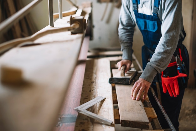 Concepto de carpintería con hombre trabajando