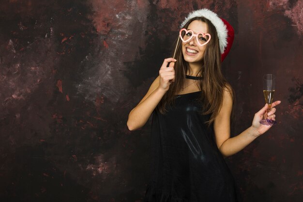 Concepto de celebración de año nuevo con chica con gafas