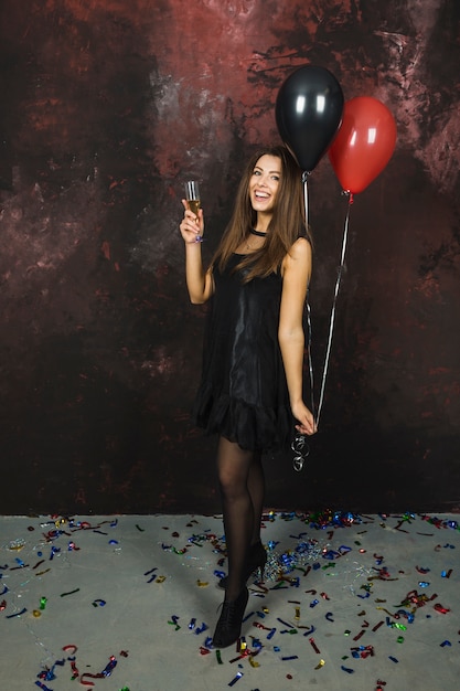 Concepto de celebración de año nuevo con chica sujetando vaso de champán