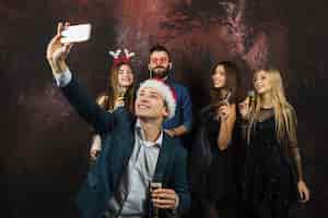 Foto gratuita concepto de celebración de año nuevo con hombre haciendo selfie