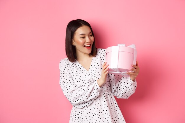 Concepto de celebración del día de san valentín hermosa mujer asiática con caja de regalo romántica sonriendo feliz sta ...