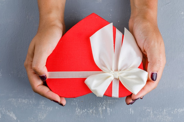 Concepto de celebración. Mujer con caja de regalo.