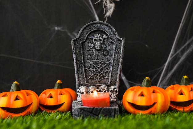 Concepto de cementerio de halloween con calabazas sonrientes