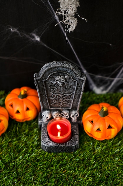 Concepto de cementerio de halloween con vela