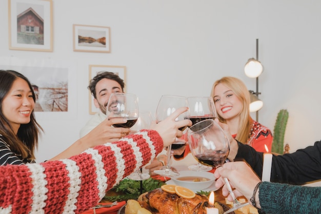 Concepto de cena de navidad con amigos brindando