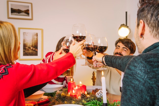 Concepto de cena de navidad con amigos brindando