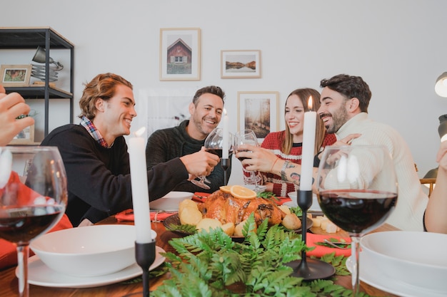 Concepto de cena de navidad con amigos