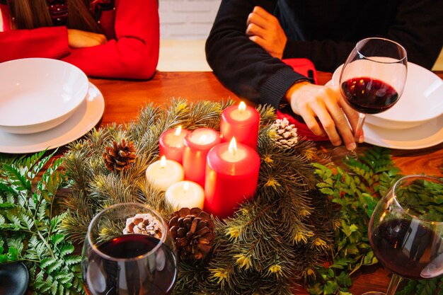 Concepto de cena de navidad con corona