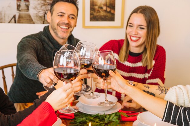 Concepto de cena de navidad con familia brindando