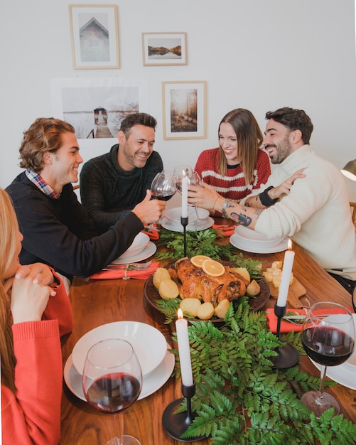 Concepto de cena de navidad con grupo de amigos