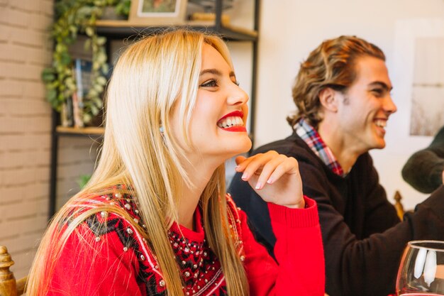 Concepto de cena de navidad con mujer rubia