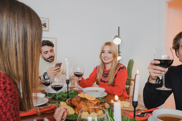 Concepto de cena de navidad con personas