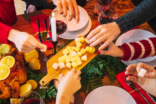 Concepto de cena de navidad con queso y manos