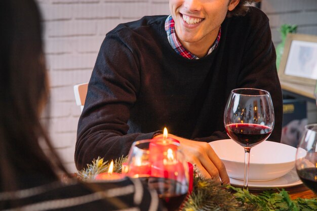 Concepto de cena de navidad con vino y hombre sonriente