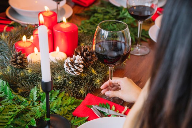 Concepto de cena de navidad con vista de cerca de vaso de vino