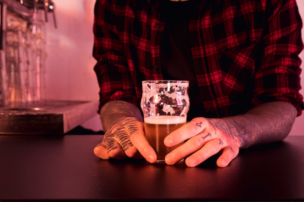 Foto gratuita concepto de cerveza artesana con hombre tatuado