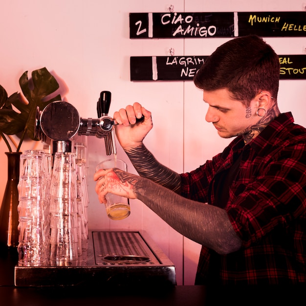 Concepto de cerveza artesana con hombre tatuado