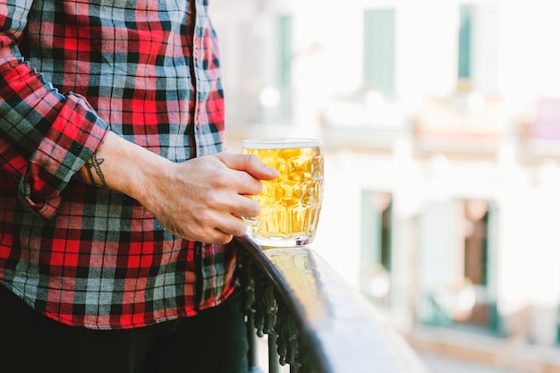 Foto gratuita concepto de cerveza con hombre