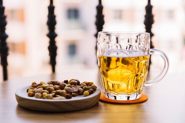 Concepto de cerveza con nueces