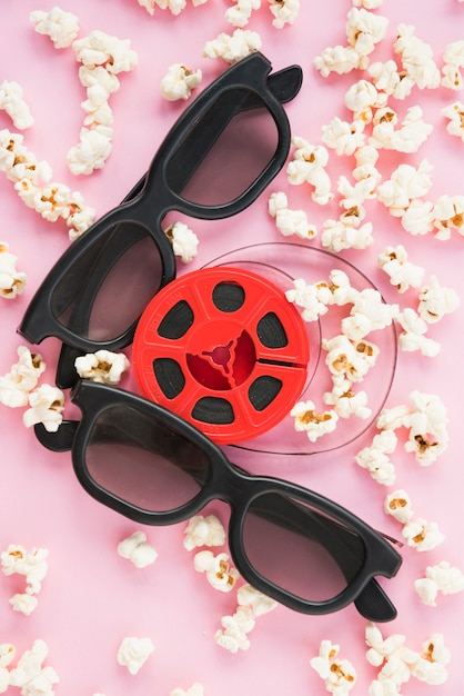 Foto gratuita concepto de cine con gafas y rollo de película