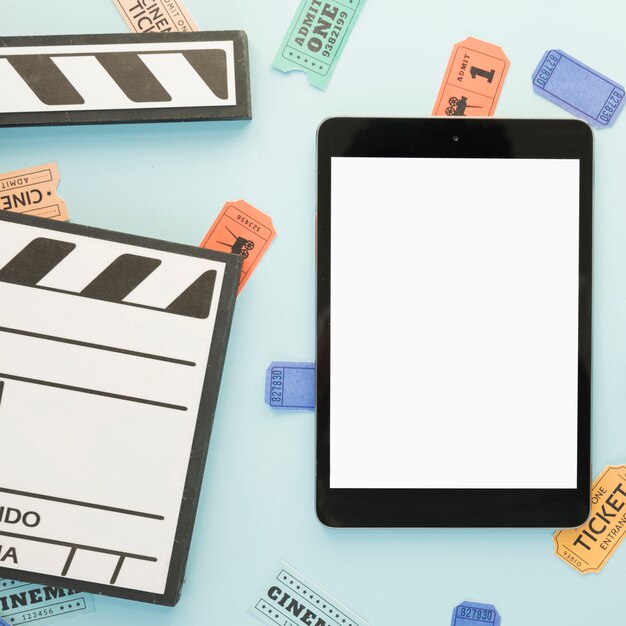 Concepto de cine con plantilla de tableta
