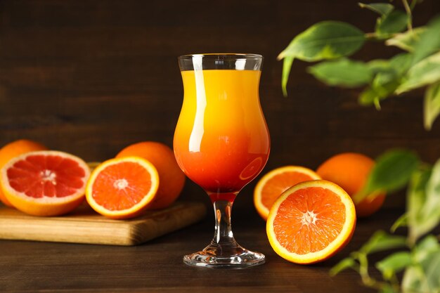 Concepto de cóctel de naranja de delicioso cóctel de cítricos de verano fresco