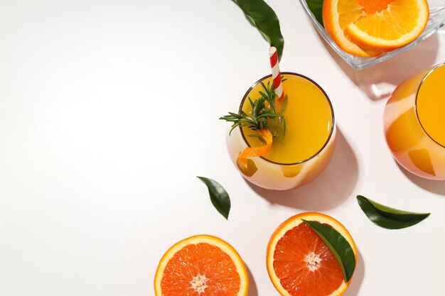 Concepto de cóctel de naranja de delicioso cóctel de cítricos de verano fresco