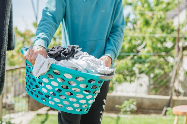 Foto gratuita concepto de colgar ropa para secar en el jardín