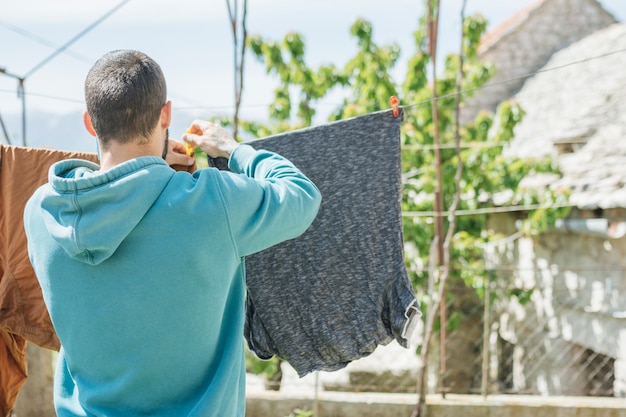 Foto gratuita concepto de colgar ropa para secar en el jardín