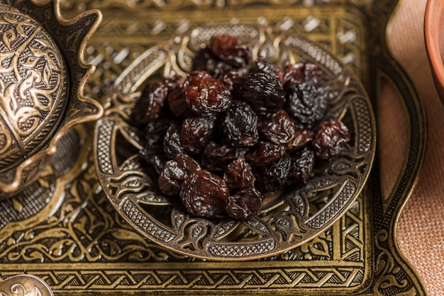 Foto gratuita concepto de comida arabe para ramadán con pasas