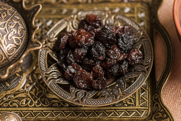 Concepto de comida arabe para ramadán con pasas