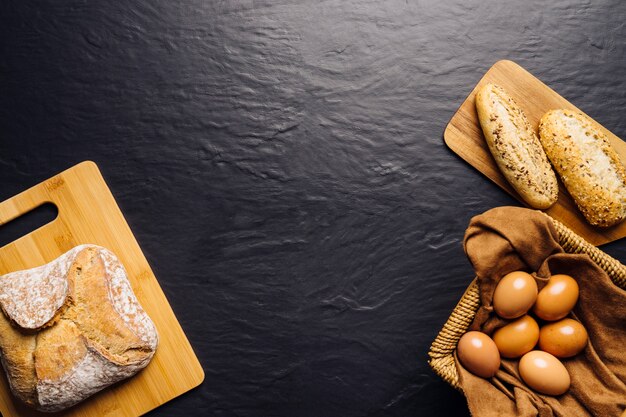 Concepto de comida italiana con pan, huevos y espacio en medio